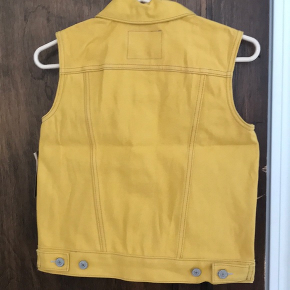 Levi denim vest mustard yellow so versatile 🐡 - Picture 5 of 7